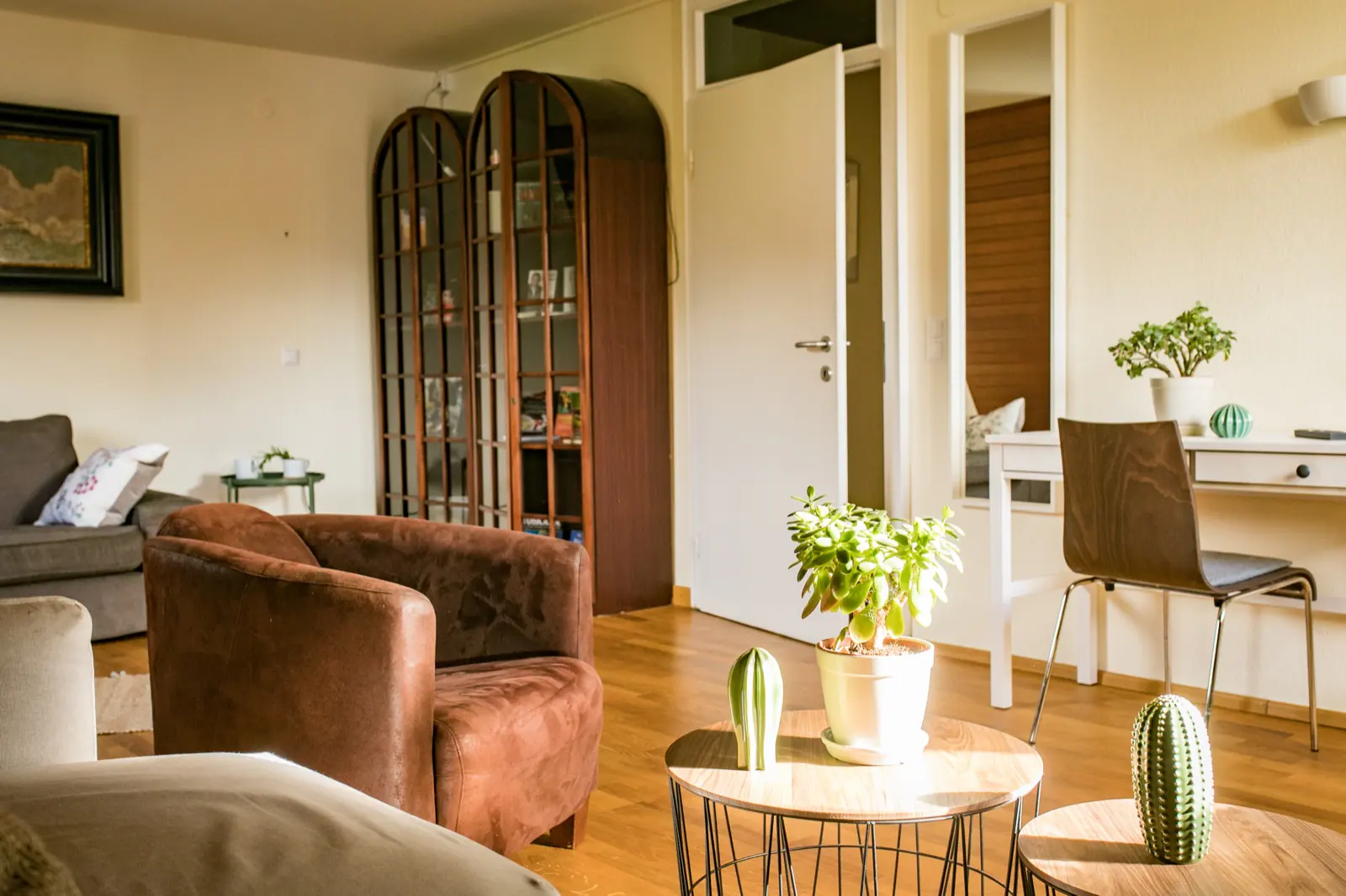 Wohnzimmer der 90 m² Ferienwohnung im Kaiserhof Anif – Sofa und Esstisch unter der Holzschräge