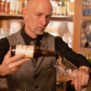 Barchef Fritz serviert ein craft beer im Stilglas
