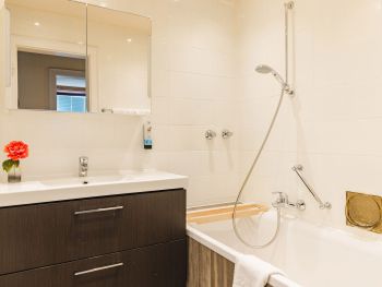 Badezimmer der Ferienwohnung im Kaiserhof Anif mit Badewanne