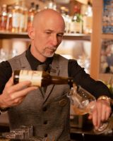 Barchef Fritz serviert ein craft beer im Stilglas